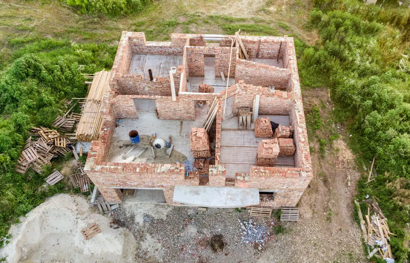 Maison en construction avec murs en briques, illustrant les étapes du gros œuvre dans un projet de construction de maison.